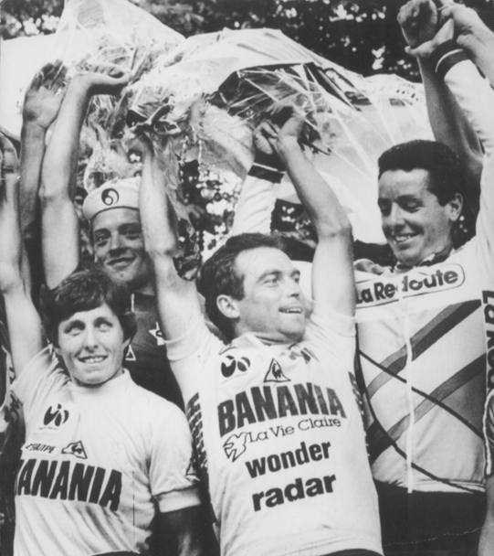 Tour de France 1985: podio finale con Maria Canins vincitrice del Tour donne, Jozeph Lieckens miglior velocista, Bernard Hinault vincitore uomini, Roche terzo nella classifica finale (Reuters)